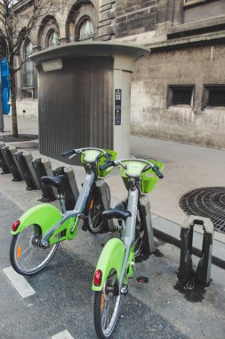 Paris, Fransa sokakta Kiralık bisikletler.