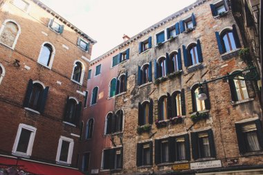 İtalya, Venedik 'teki Büyük Kanal boyunca eski binalar.