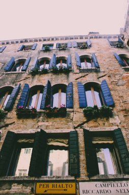 İtalya, Venedik 'teki Büyük Kanal boyunca eski binalar.