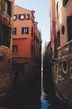Venedik kanalı manzarası, gondollar ve suda bir tekne. Venedik 'in kışın manzarası.