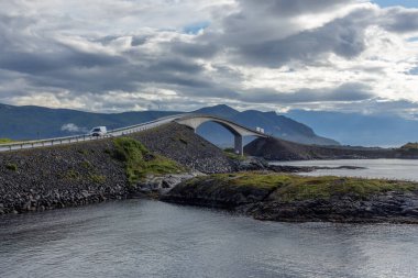 Atlantic Ocean Yolu. Norveç 'te inanılmaz ve dünyaca ünlü bir yol. Köprüsü olan deniz manzarası. Atlantervejeteryan