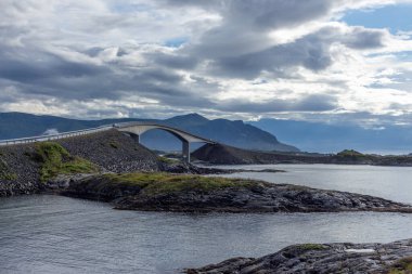 Atlantic Ocean Yolu. Norveç 'te inanılmaz ve dünyaca ünlü bir yol. Köprüsü olan deniz manzarası. Atlantervejeteryan
