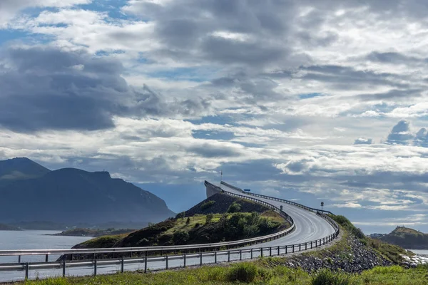 大西洋路 令人惊奇的世界著名的道路在挪威 有桥的海景 Atlanterhavsvegen — 图库照片