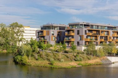 Modern mimari konut konutları apartman inşaatı küçük tekne marinası bulutu