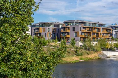 Modern mimari konut konutları apartman inşaatı küçük tekne marinası bulutu