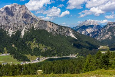 Dolomitler yaz mevsimi manzara dağları İtalya bulutları güneşli bir gün