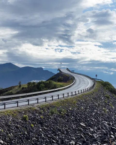 Atlantic Ocean Yolu. Norveç 'te inanılmaz ve dünyaca ünlü bir yol. Köprüsü olan deniz manzarası. Atlantervejeteryan