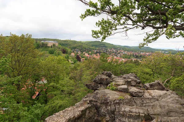 Blankenburg Kalesi 'nin Harz, Almanya' daki Teufelsmauer dağlarından göründüğü panorama manzarası