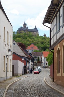 Almanya 'nın Harz şehrinde bir dağda Wernigerode kalesi olan bir cadde.