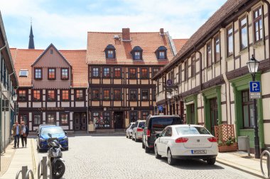 Wernigerode, Almanya - 24 Mayıs 2021: Harz, Almanya 'da yarım kereste evlere sahip Wernigerode eski kasabası