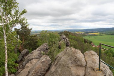 Almanya 'nın Harz dağlarındaki Teufelsmauer kaya oluşumundaki yürüyüş yolunun panorama görüntüsü