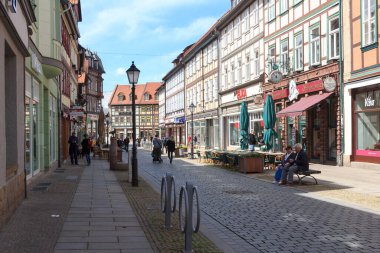 Wernigerode, Almanya - 24 Mayıs 2021: Harz, Almanya 'da yarım kereste evlere sahip Wernigerode eski kasabası