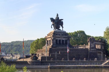 Almanya 'nın Koblenz kentinde, İmparator William heykeli ile Ren ve Moselle nehri arasındaki Alman Köşesi