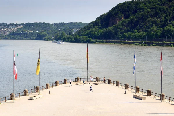 ウィリアム皇帝の記念碑像からのパノラマビュードイツのコブレンツのライン川とモゼル川の間のドイツのエック ドイツのコーナー に向かって — ストック写真