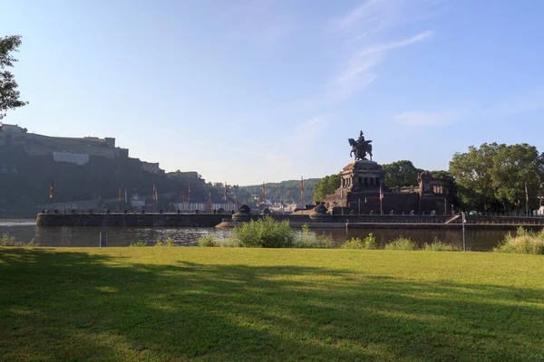 ライン川とモゼル川の間のドイツ エック ドイツ語版 と皇帝ウィリアムの記念碑像 ドイツ コブレンツ — ストック写真