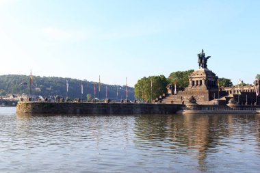 Almanya 'nın Koblenz kentinde, İmparator William heykeli ile Ren ve Moselle nehri arasındaki Alman Köşesi