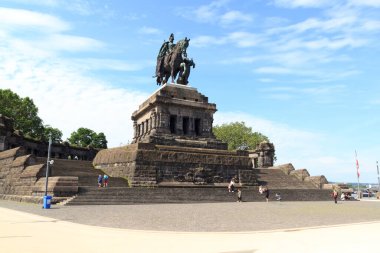 Almanya 'nın Koblenz kentinde İmparator William anıtıyla Deutsches Eck (Alman Köşesi)