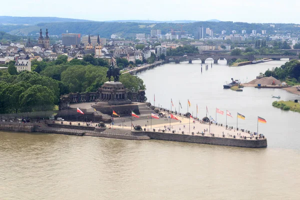 ライン川とモゼル川の間のドイツ エック ドイツ語版 と皇帝ウィリアムの記念碑像 ドイツ コブレンツ — ストック写真