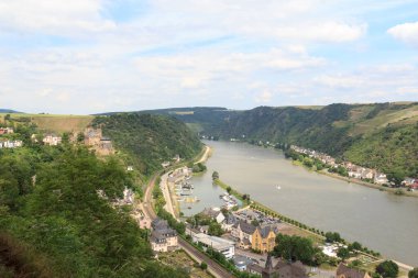 Ren Nehri, Almanya 'nın St. Goar kentindeki Rheinfels Kalesi' nin bulunduğu bir panorama vadisi.
