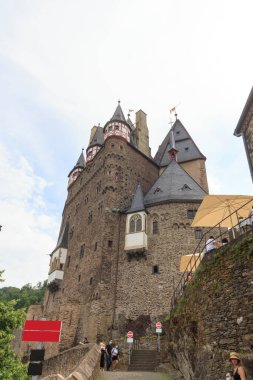 Almanya 'da ortaçağ Eltz Kalesi kuleleri ve güçlendirilmiş duvarları var.