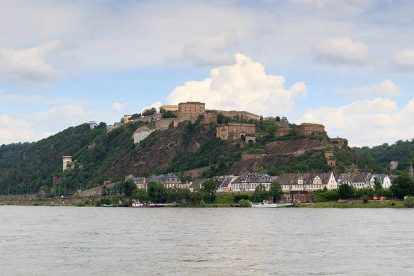 ドイツのコブレンツの町を見下ろす川のラインでEhrenbreitstein要塞 — ストック写真