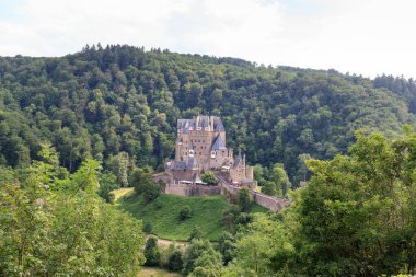 Almanya 'da Moselle tepelerinde ortaçağ Eltz Şatosu' na sahip Panoroma