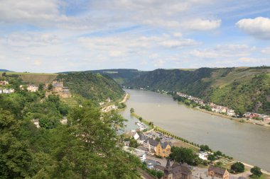 Ren Nehri, Almanya 'nın St. Goar kentindeki Rheinfels Kalesi' nin bulunduğu bir panorama vadisi.