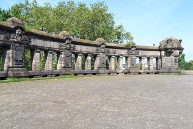 Almanya 'nın Koblenz kentindeki Deutsches Eck (Alman Köşesi)' nde Alman devletlerinin amblemli amblemi bulunan bir heykel.