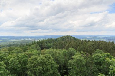 Almanya, Gerolstein yakınlarındaki Heiligenstein tepesinden ağaçlarla Eifel dağlarının panorama manzarası