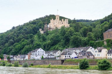 Almanya 'nın Koblenz kenti yakınlarındaki Ren nehrindeki Stolzenfels Kalesi.