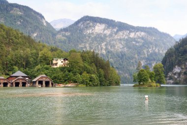 Berchtesgaden, Almanya 'da dağları ve kayıkhaneleri olan Koenigssee Gölü manzarası