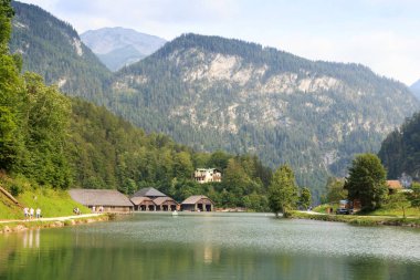 Berchtesgaden, Almanya 'da dağları ve kayıkhaneleri olan Koenigssee Gölü manzarası