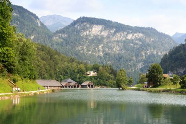 Berchtesgaden, Almanya 'da dağları ve kayıkhaneleri olan Koenigssee Gölü manzarası