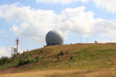 Almanya 'nın Rhoen Dağları' ndaki Wasserkuppe Dağı 'nda Radar Kubbesi