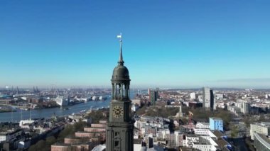 St. Michaels Kilise Kulesi (Michel) ve Hamburg ufuk çizgisi, Elbe ve liman manzarası, Almanya