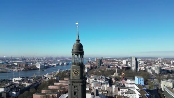 Rundflug Den Turm Der Michaelskirche Michel Und Die Hamburger Skyline — Stockvideo