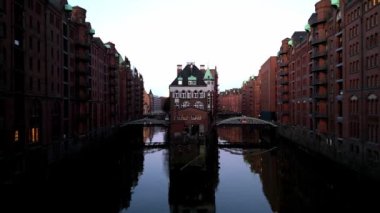 Hamburg Speicherstadt 'ta Elbe Filarmoni Salonu (Elbphilharmonie) ve Hafencity ufuk çizgisi Almanya' ya doğru Wasserschloss üzerinde havadan uçuş