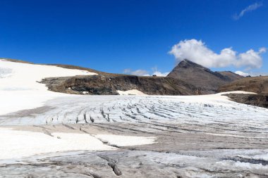 Dağ manzarası, alp kulübesi Oberwalderhuette ve buzul şelalesi Hufeisenbruch ve Glockner Group, Avusturya 'da çatlaklar