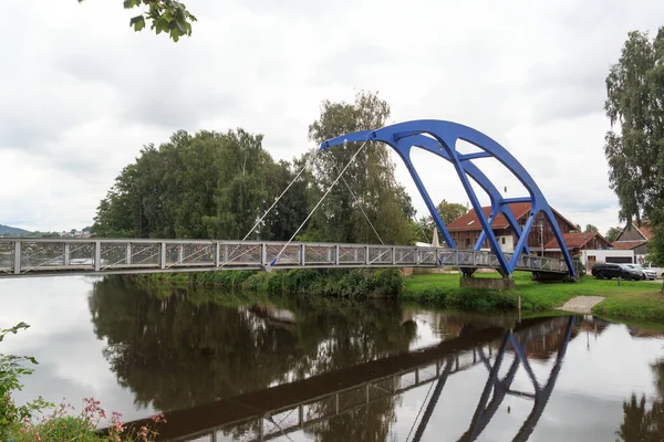 川を渡る青い橋 Regen Town Cham Germany — ストック写真