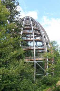 Almanya 'nın Bavyera Orman Ulusal Parkı' ndaki Neuschoenau yakınlarındaki Bavyera Ormanı 'nda (Baumwipfelpfad) Ağaç Geçidi rampaları