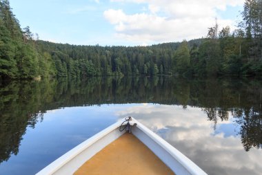 Almanya 'nın Bavyera Ormanı' nda Viechtach yakınlarında kayık ve rezervuar Hoellensteinsee Panoraması