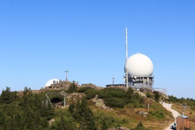 Almanya 'nın Bavyera Ormanı' nda Zirve Haçı ve Radar Kubbesi (radome) ile Dağ Grosser Arber