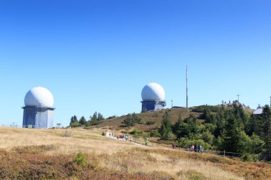 Radar kubbeleri (radome) ve zirvesi olan Dağ Arber Panoraması ve Almanya 'nın Bavyera Ormanı' nda