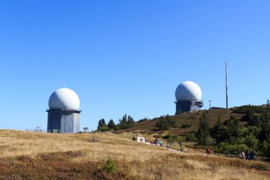 Almanya 'nın Bavyera Ormanı' nda Radar Kubbesi (radome) olan Dağ Arber Panoraması