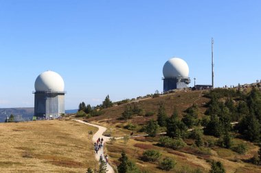 Radar kubbeleri (radome) ve zirvesi olan Dağ Arber Panoraması ve Almanya 'nın Bavyera Ormanı' nda