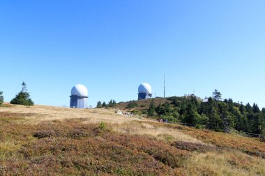 Radar kubbeleri (radome) ve zirvesi olan Dağ Arber Panoraması ve Almanya 'nın Bavyera Ormanı' nda