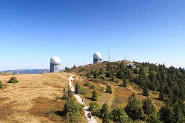 Radar kubbeleri (radome) ve zirvesi olan Dağ Arber Panoraması ve Almanya 'nın Bavyera Ormanı' nda