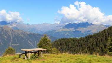 Dağ manzarası ve bank Saltaus, Güney Tyrol, İtalya 'daki Hirzer Dağı' ndan görülüyor.