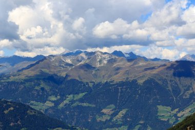 Dağ manzarası Saltaus, Güney Tyrol, İtalya 'daki Hirzer Dağı' ndan görülüyor.
