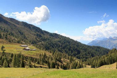 Saltaus, Güney Tyrol, İtalya 'daki Hirzer Dağı' nda dağ panoraması ve alp barakaları.